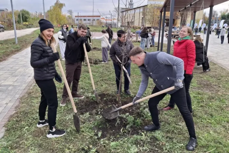 В Рудничном парке Липецка высадили аллею из 110 деревьев
